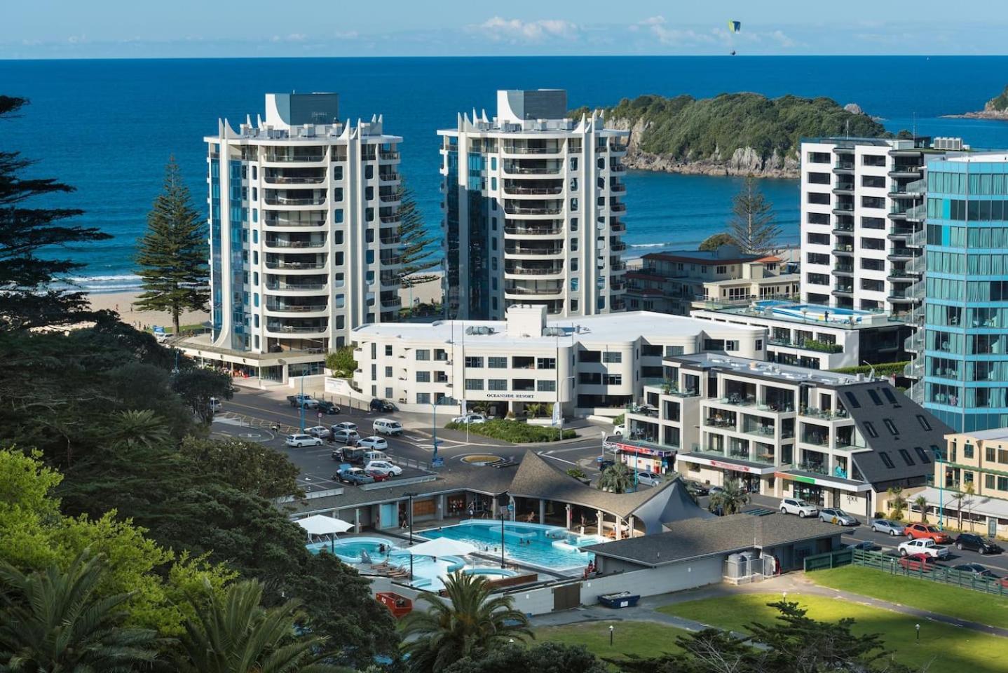 Appartement Oceanside Bliss - Absolute Beachfront - Uninterrupted Ocean Views With Pool à Mount Maunganui Extérieur photo