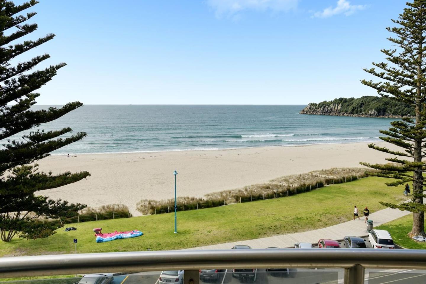 Appartement Oceanside Bliss - Absolute Beachfront - Uninterrupted Ocean Views With Pool à Mount Maunganui Extérieur photo