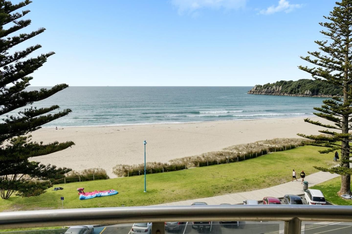 Oceanside Bliss - Absolute Beachfront - Uninterrupted Ocean Views With Pool Mount Maunganui Extérieur photo