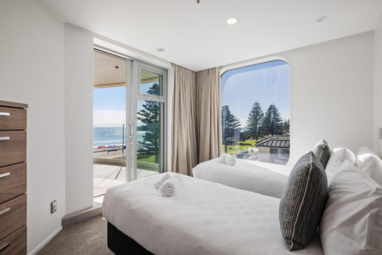 Appartement Oceanside Bliss - Absolute Beachfront - Uninterrupted Ocean Views With Pool à Mount Maunganui Extérieur photo