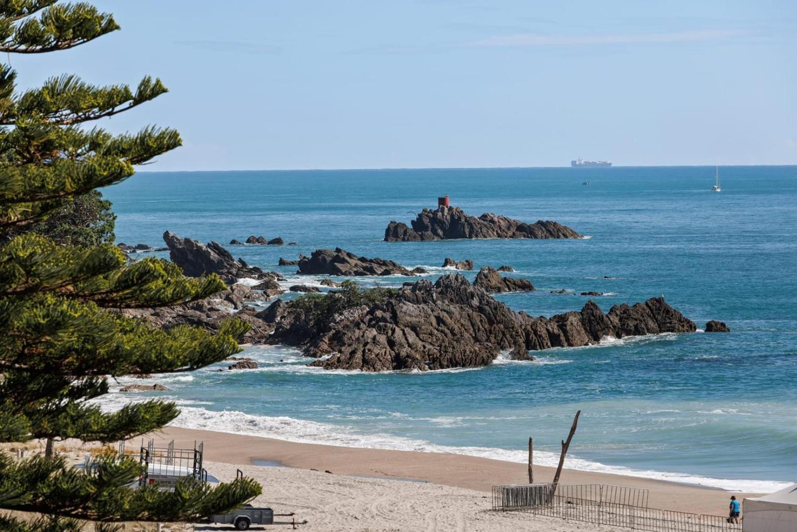 Oceanside Bliss - Absolute Beachfront - Uninterrupted Ocean Views With Pool Mount Maunganui Extérieur photo