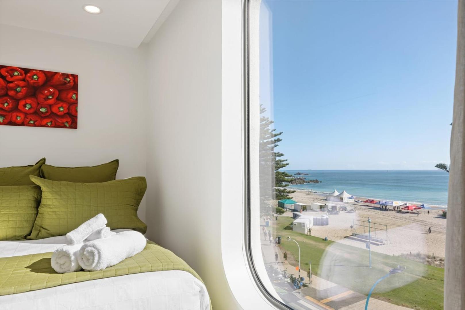 Appartement Oceanside Bliss - Absolute Beachfront - Uninterrupted Ocean Views With Pool à Mount Maunganui Extérieur photo