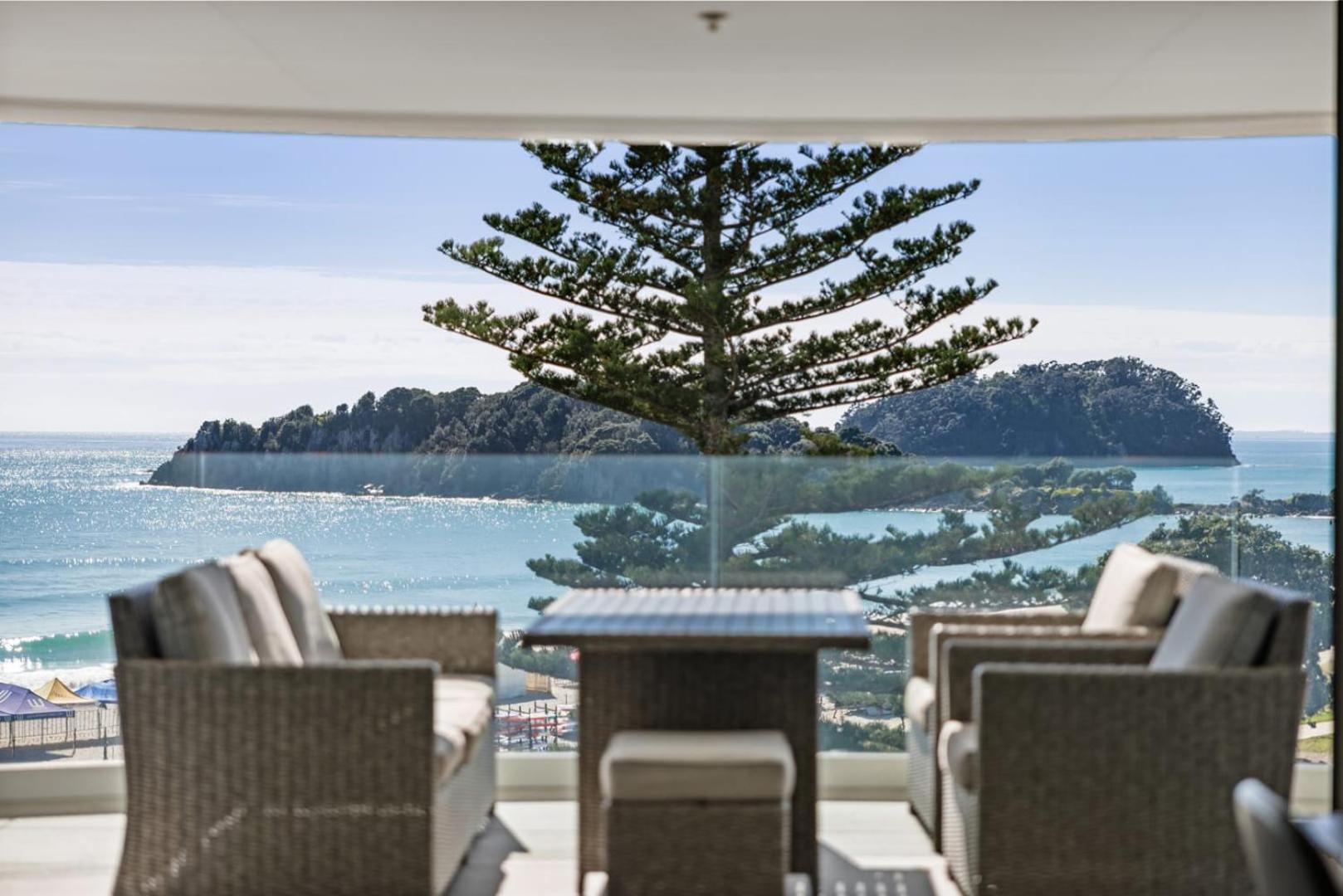 Appartement Oceanside Bliss - Absolute Beachfront - Uninterrupted Ocean Views With Pool à Mount Maunganui Extérieur photo