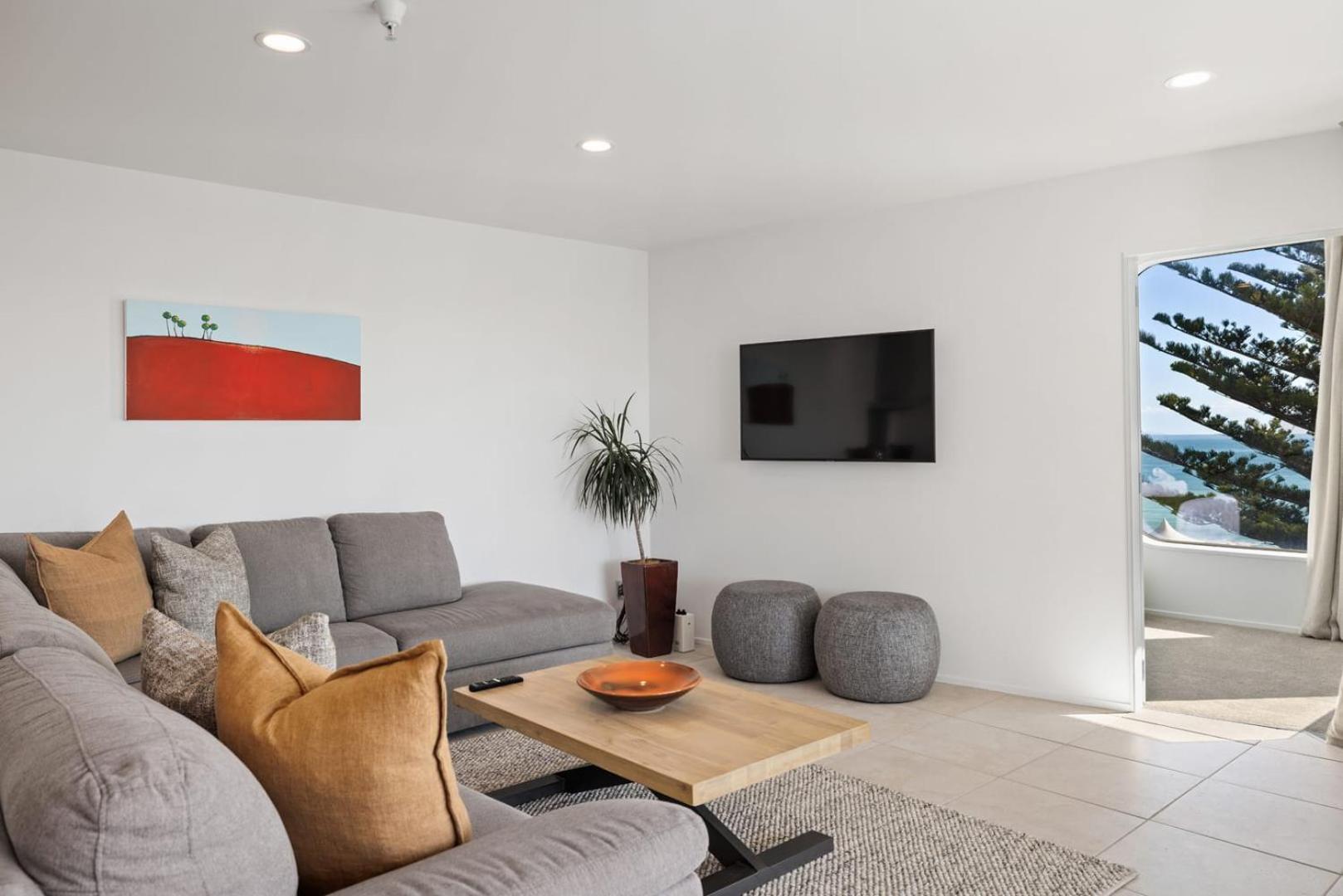 Oceanside Bliss - Absolute Beachfront - Uninterrupted Ocean Views With Pool Mount Maunganui Extérieur photo
