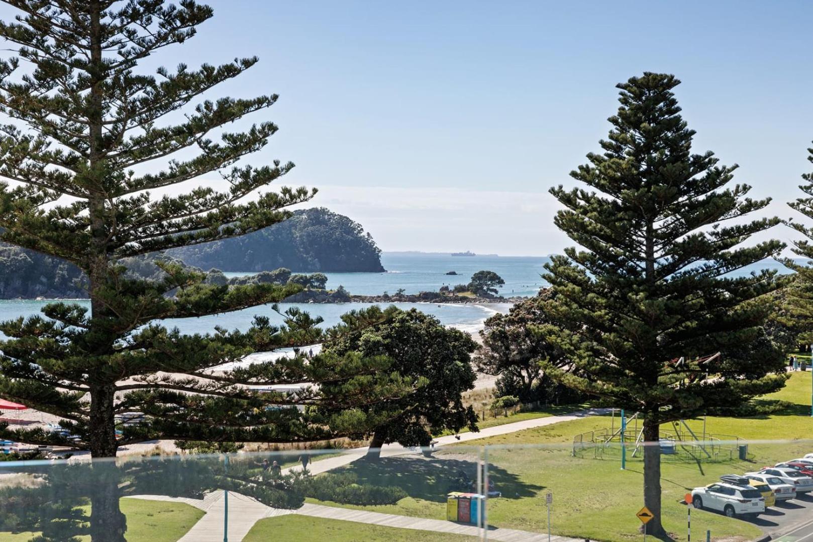 Appartement Oceanside Bliss - Absolute Beachfront - Uninterrupted Ocean Views With Pool à Mount Maunganui Extérieur photo