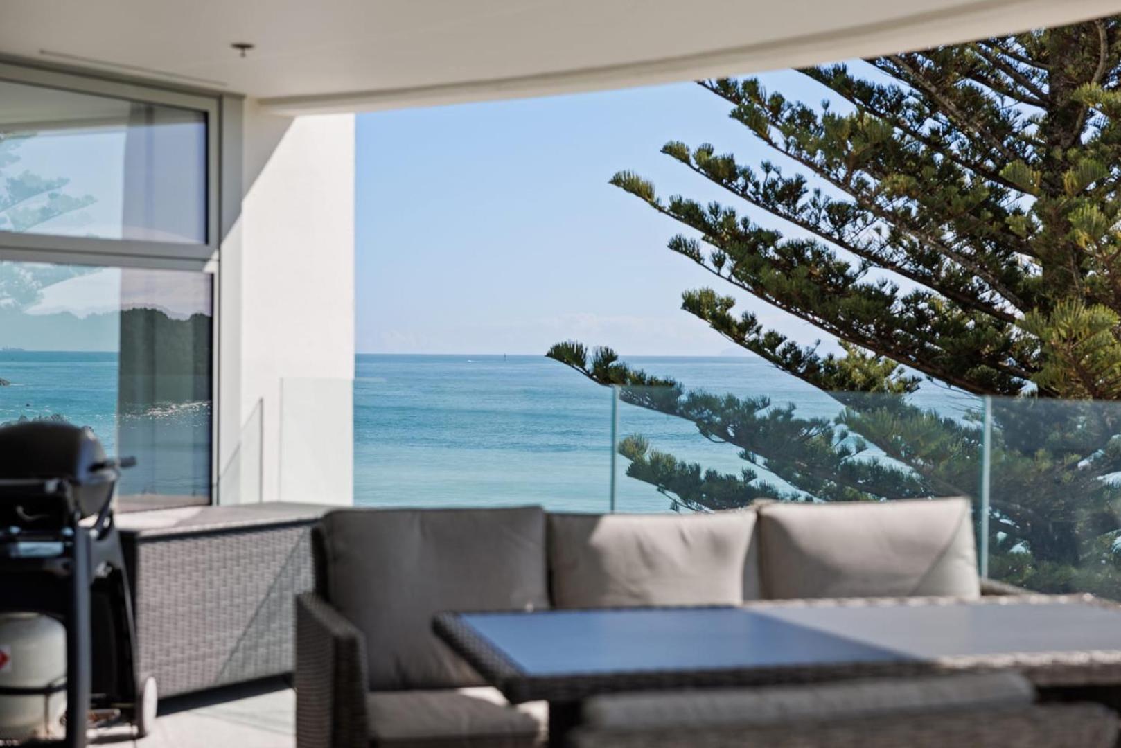 Appartement Oceanside Bliss - Absolute Beachfront - Uninterrupted Ocean Views With Pool à Mount Maunganui Extérieur photo