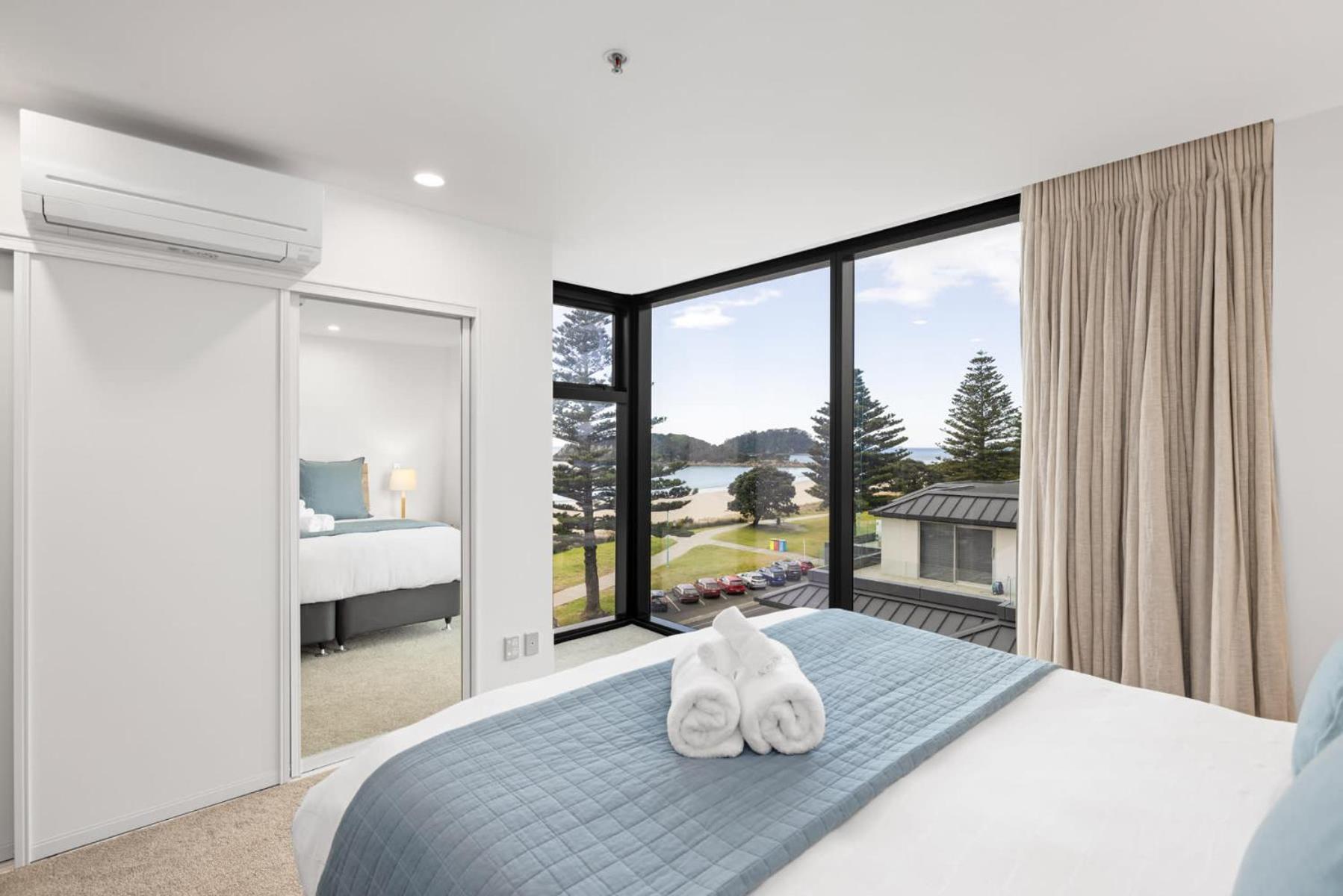 Appartement Oceanside Bliss - Absolute Beachfront - Uninterrupted Ocean Views With Pool à Mount Maunganui Extérieur photo