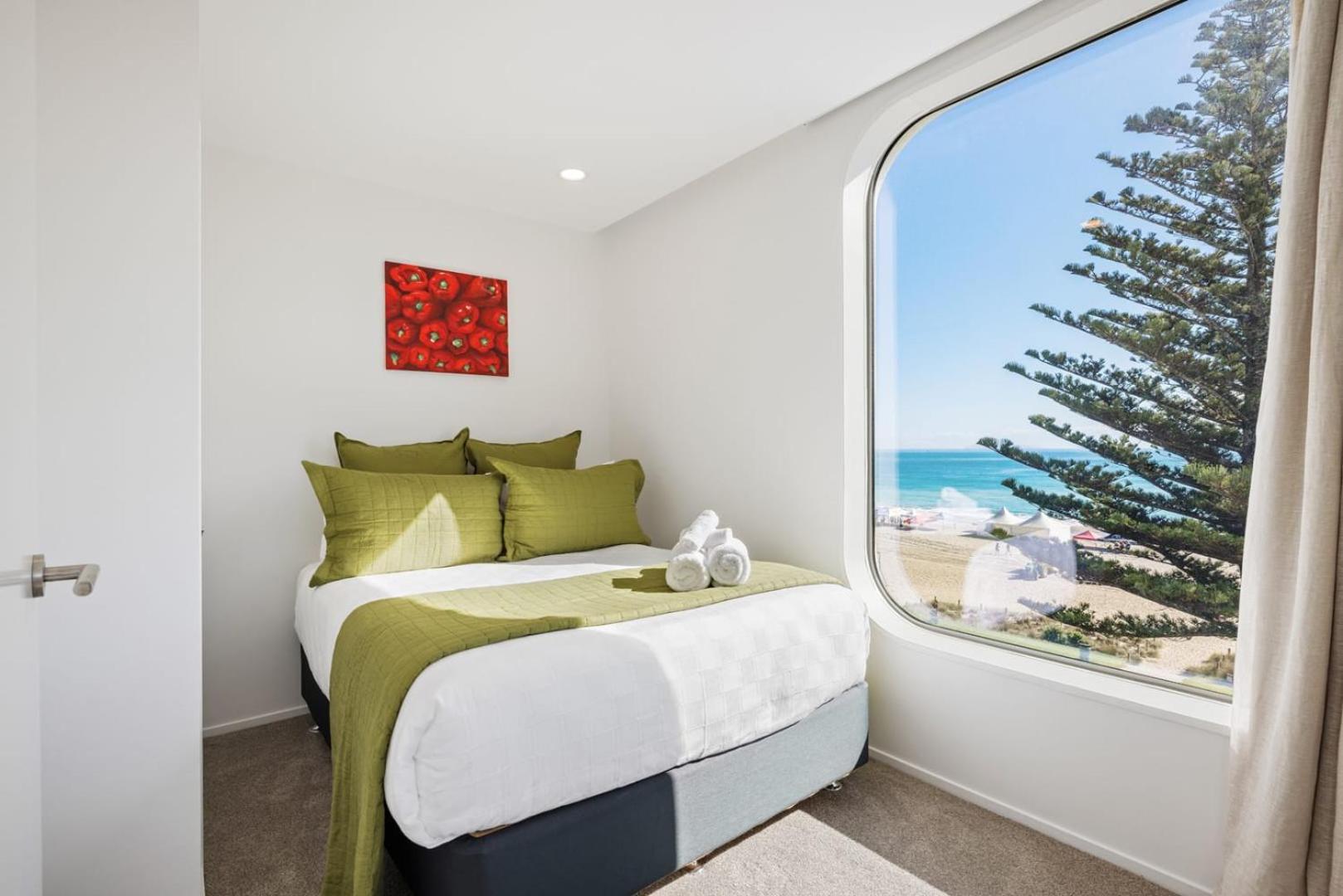 Appartement Oceanside Bliss - Absolute Beachfront - Uninterrupted Ocean Views With Pool à Mount Maunganui Extérieur photo