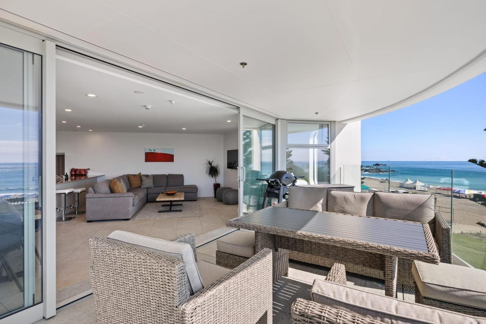 Appartement Oceanside Bliss - Absolute Beachfront - Uninterrupted Ocean Views With Pool à Mount Maunganui Extérieur photo