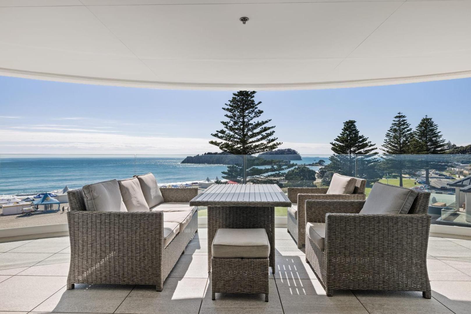 Appartement Oceanside Bliss - Absolute Beachfront - Uninterrupted Ocean Views With Pool à Mount Maunganui Extérieur photo