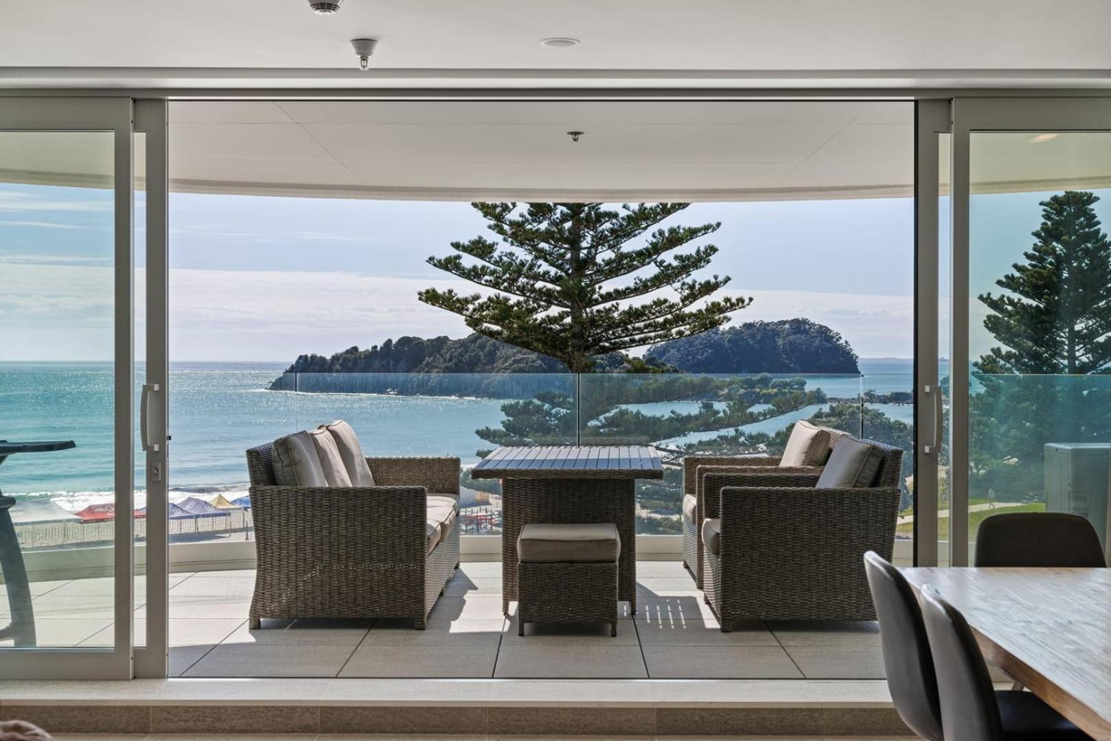 Appartement Oceanside Bliss - Absolute Beachfront - Uninterrupted Ocean Views With Pool à Mount Maunganui Extérieur photo