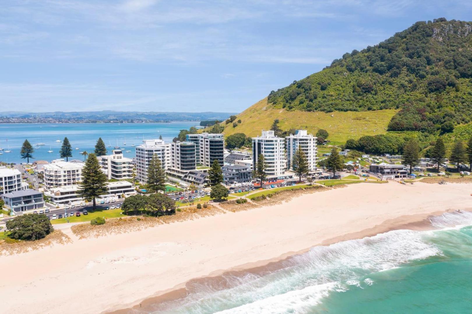 Appartement Oceanside Bliss - Absolute Beachfront - Uninterrupted Ocean Views With Pool à Mount Maunganui Extérieur photo