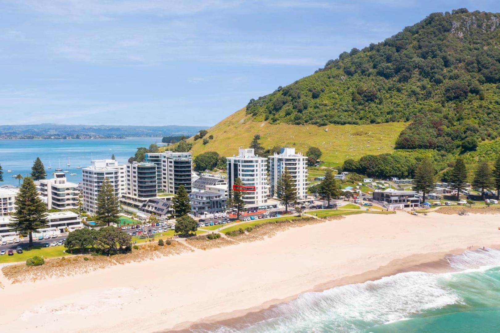 Appartement Oceanside Bliss - Absolute Beachfront - Uninterrupted Ocean Views With Pool à Mount Maunganui Extérieur photo