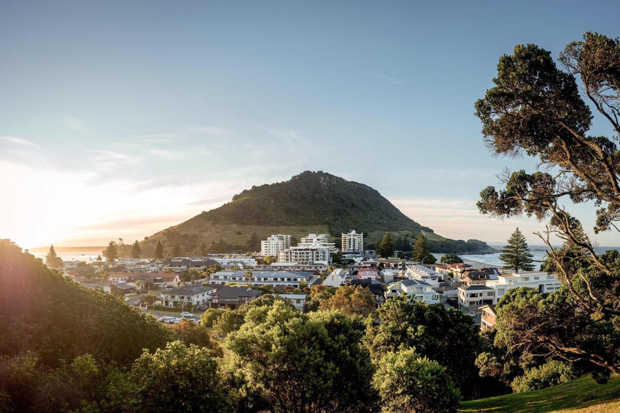 Appartement Oceanside Bliss - Absolute Beachfront - Uninterrupted Ocean Views With Pool à Mount Maunganui Extérieur photo