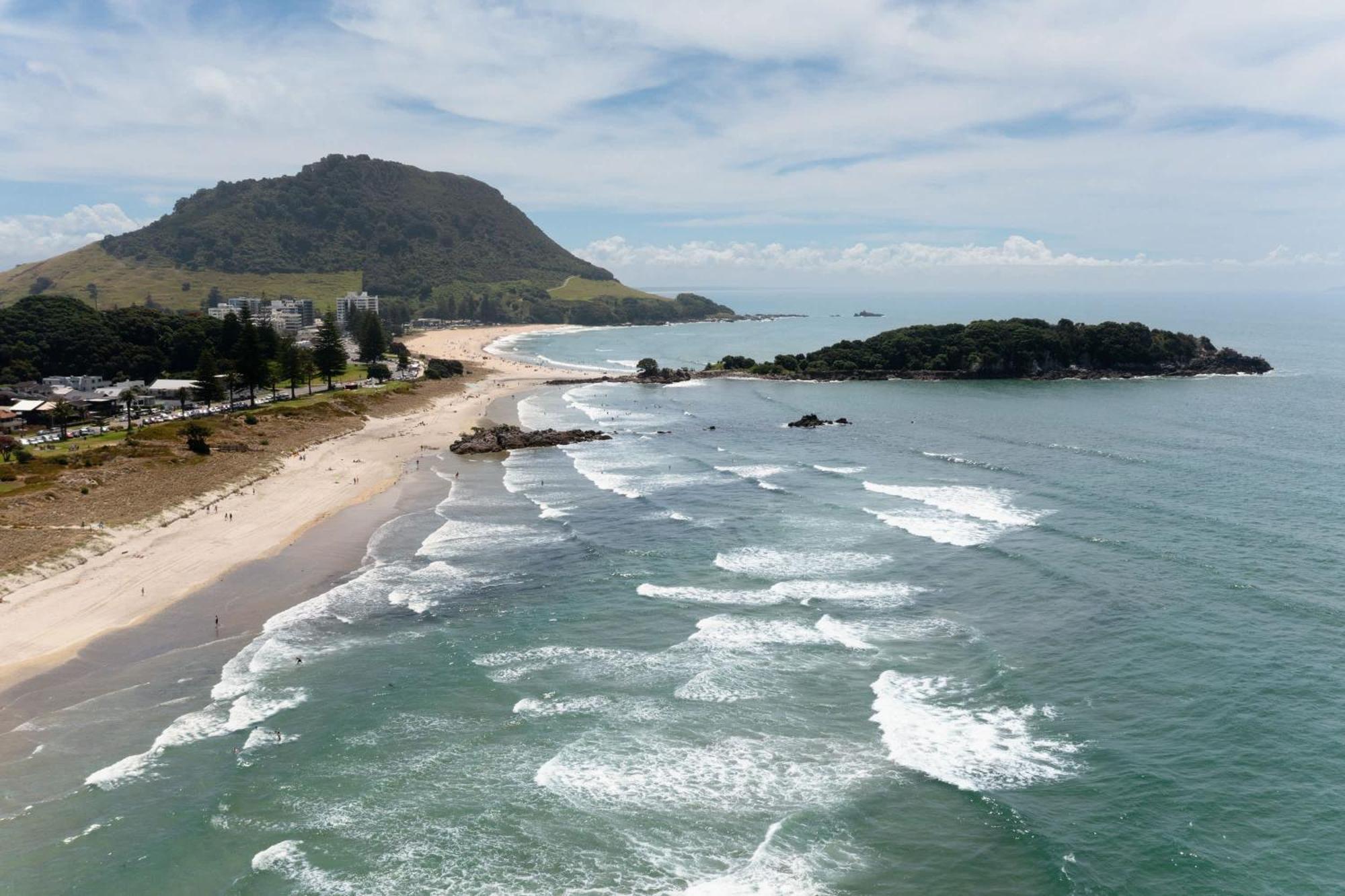 Appartement Oceanside Bliss - Absolute Beachfront - Uninterrupted Ocean Views With Pool à Mount Maunganui Extérieur photo