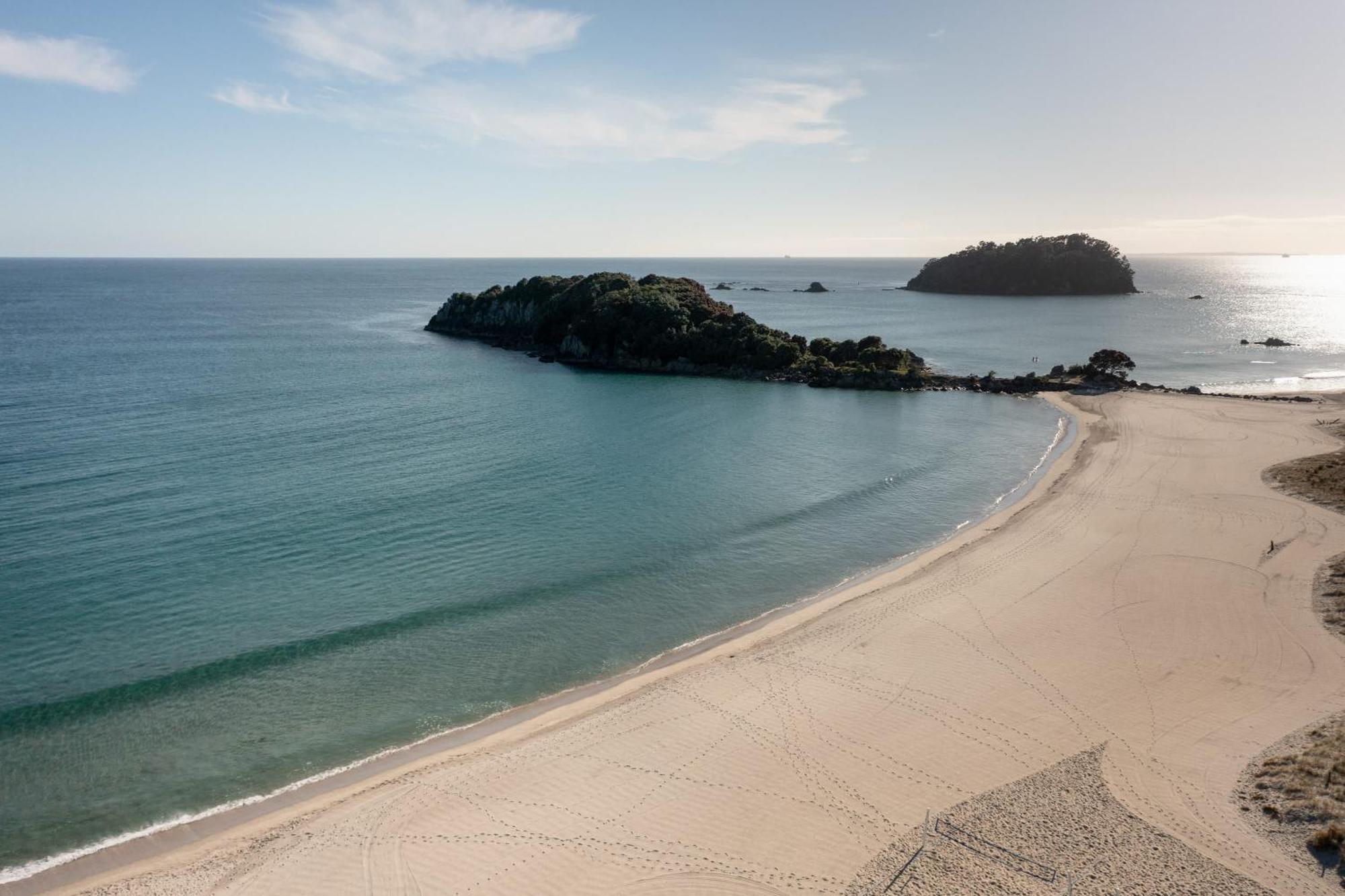 Appartement Oceanside Bliss - Absolute Beachfront - Uninterrupted Ocean Views With Pool à Mount Maunganui Extérieur photo