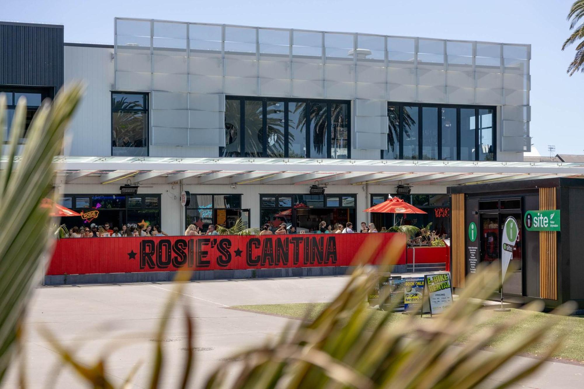 Appartement Oceanside Bliss - Absolute Beachfront - Uninterrupted Ocean Views With Pool à Mount Maunganui Extérieur photo