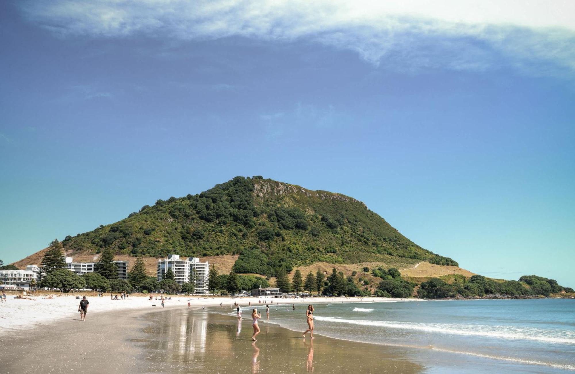 Appartement Oceanside Bliss - Absolute Beachfront - Uninterrupted Ocean Views With Pool à Mount Maunganui Extérieur photo